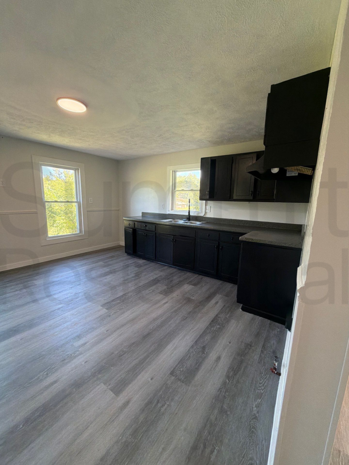 556 Oak St - Photo 5 of 8