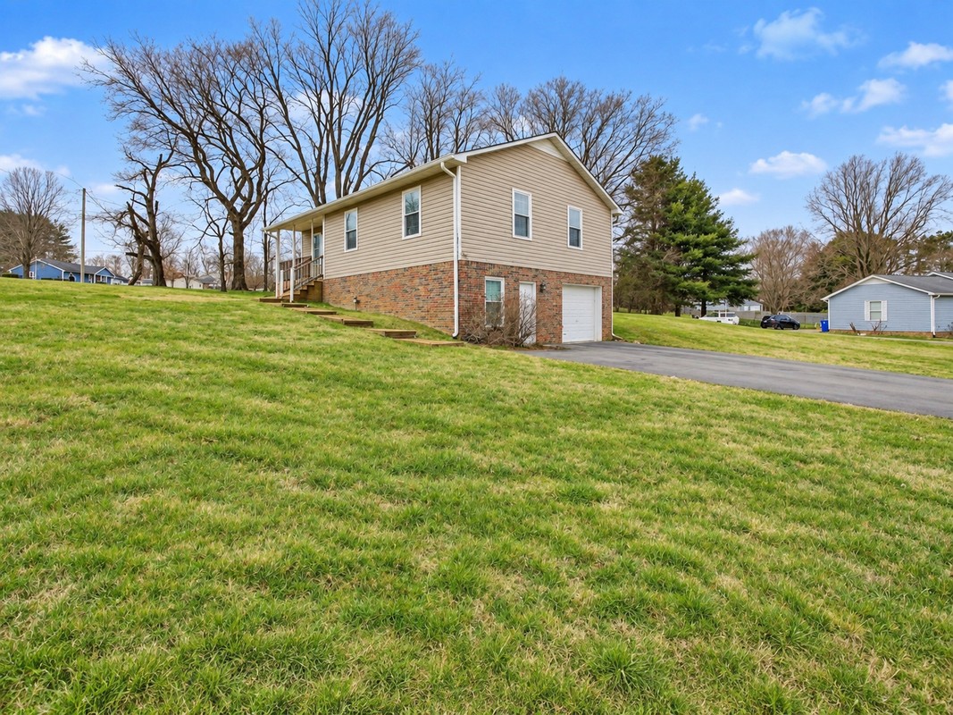1409 Tower Dr - Photo 2 of 13