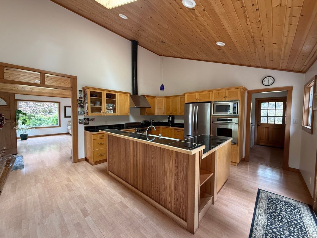 21560 Forster Ln - Photo 3 of 28