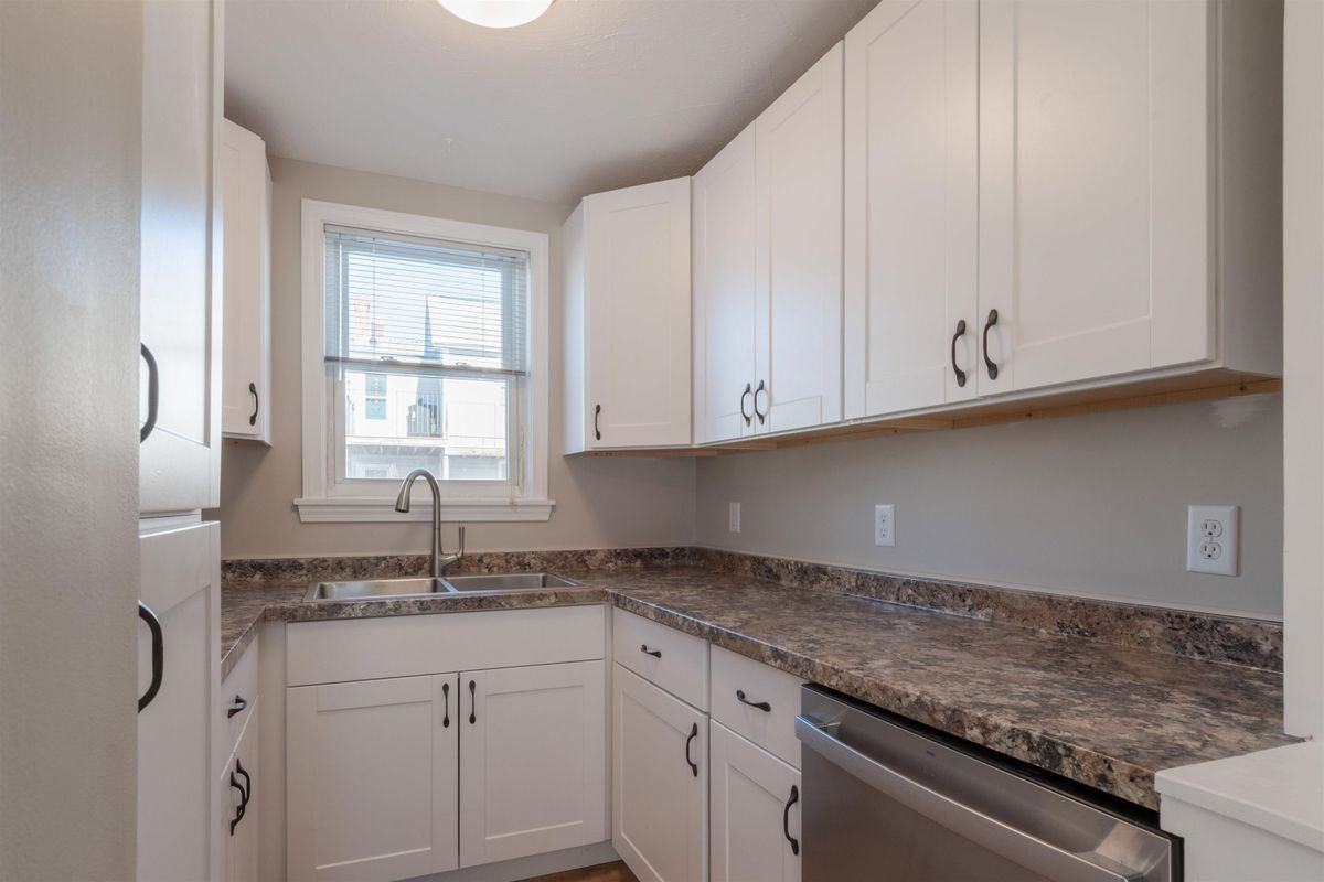 115 Belmont St - Photo 5 of 38