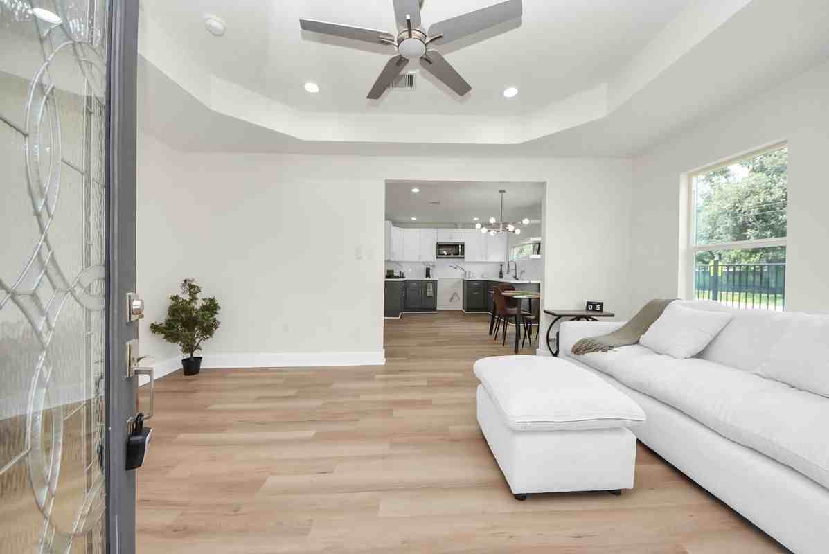 1102 Gazin St - Photo 3 of 11