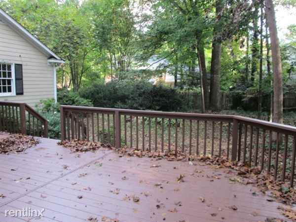 3036 Lake Forest Dr - Photo 2 of 10