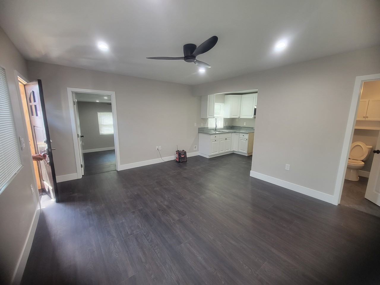 821 S Van Ness Ave #A - Photo 2 of 7