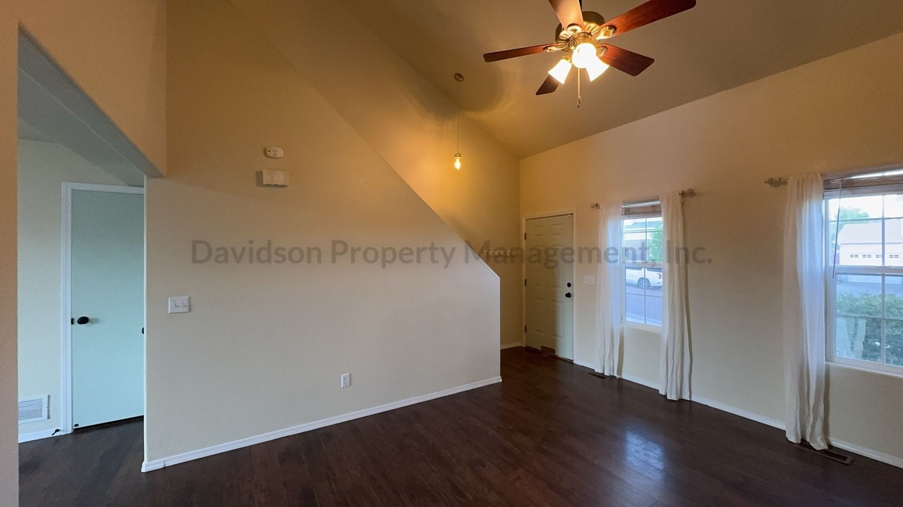 1045 Lords Hill Dr - Photo 3 of 14
