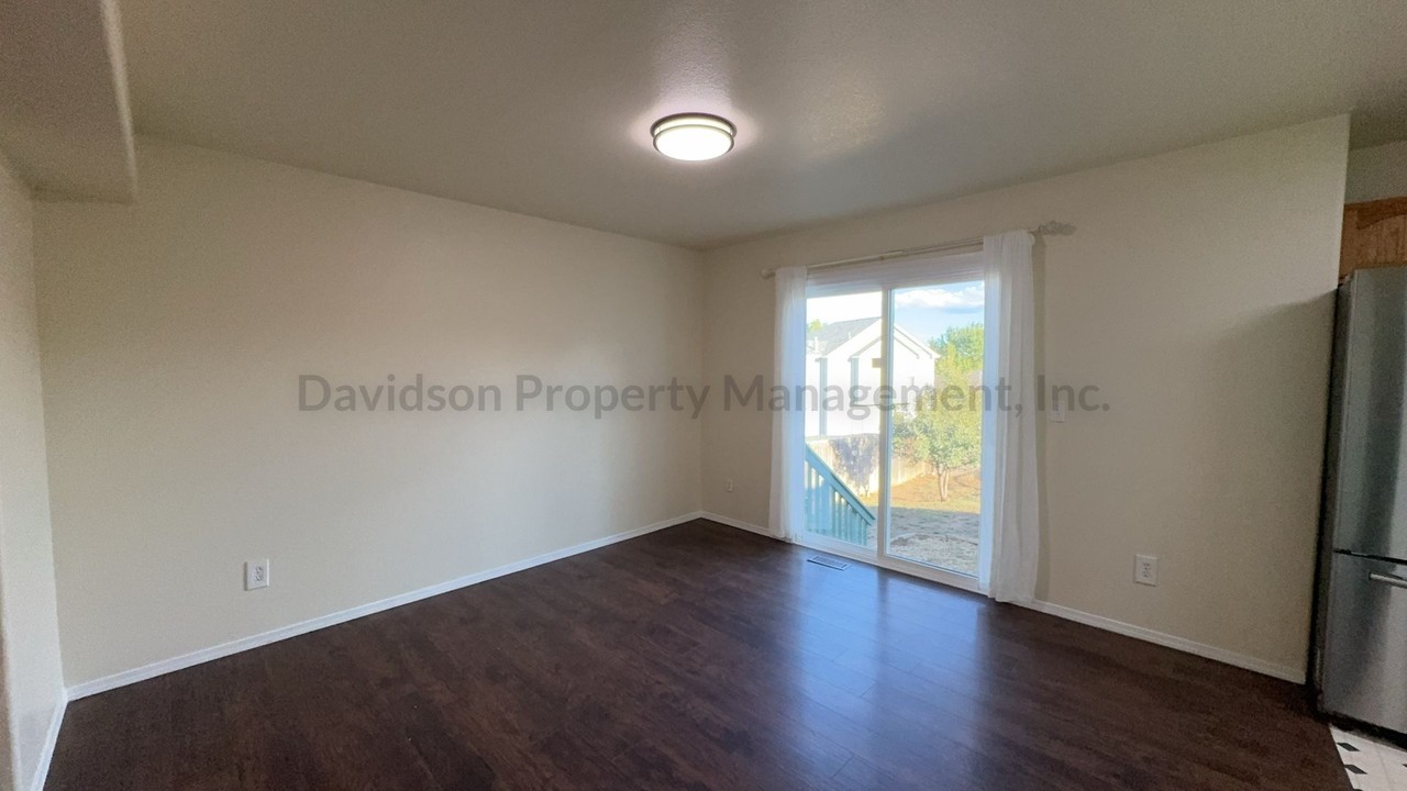 1045 Lords Hill Dr - Photo 4 of 14