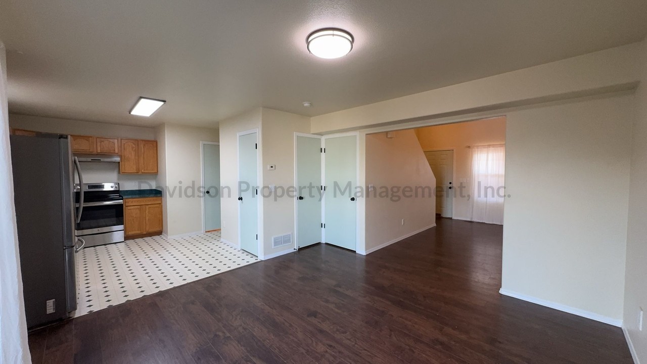 1045 Lords Hill Dr - Photo 5 of 14