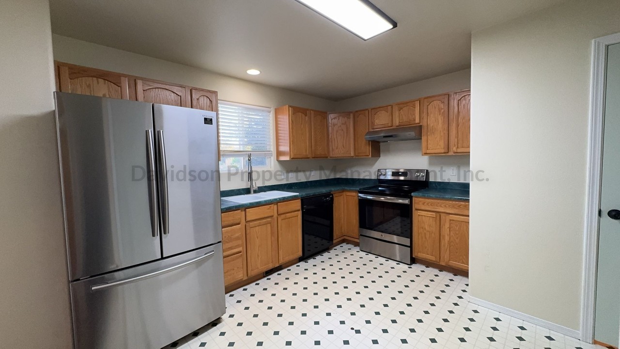 1045 Lords Hill Dr - Photo 6 of 14
