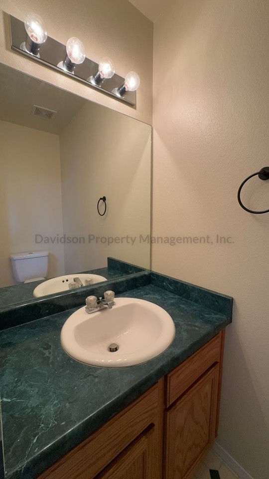 1045 Lords Hill Dr - Photo 7 of 14