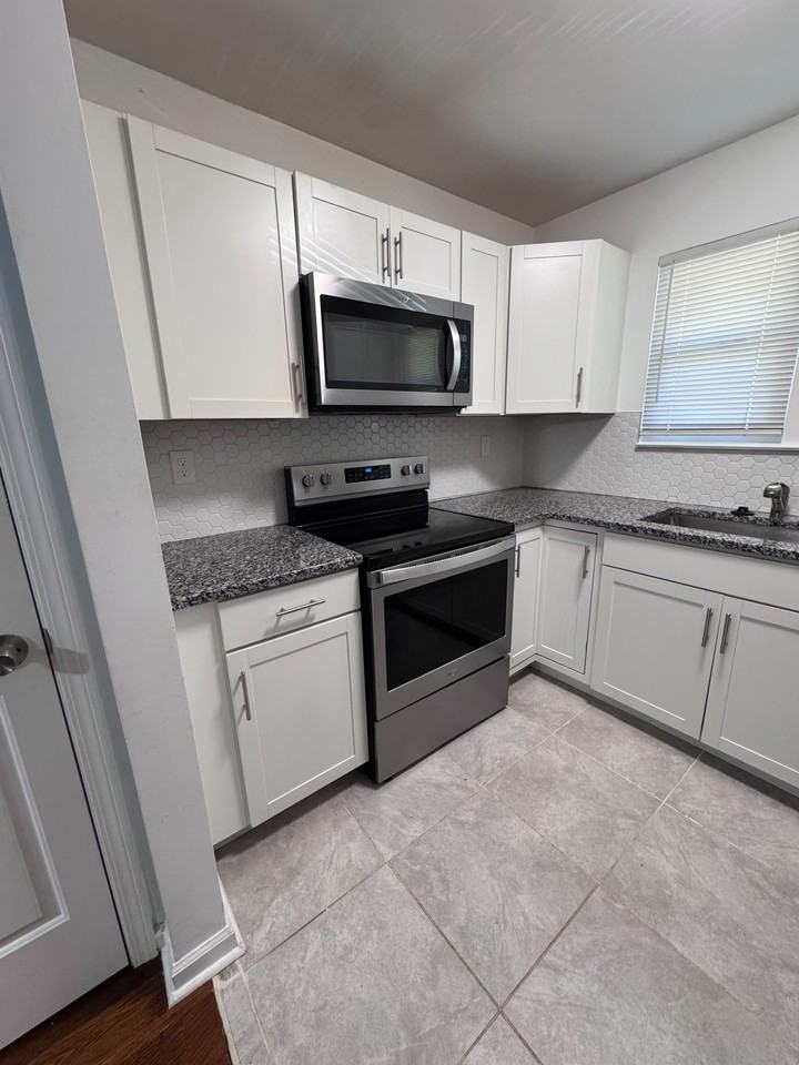 876 Oglethorpe Ave Sw #1 - Photo 5 of 18
