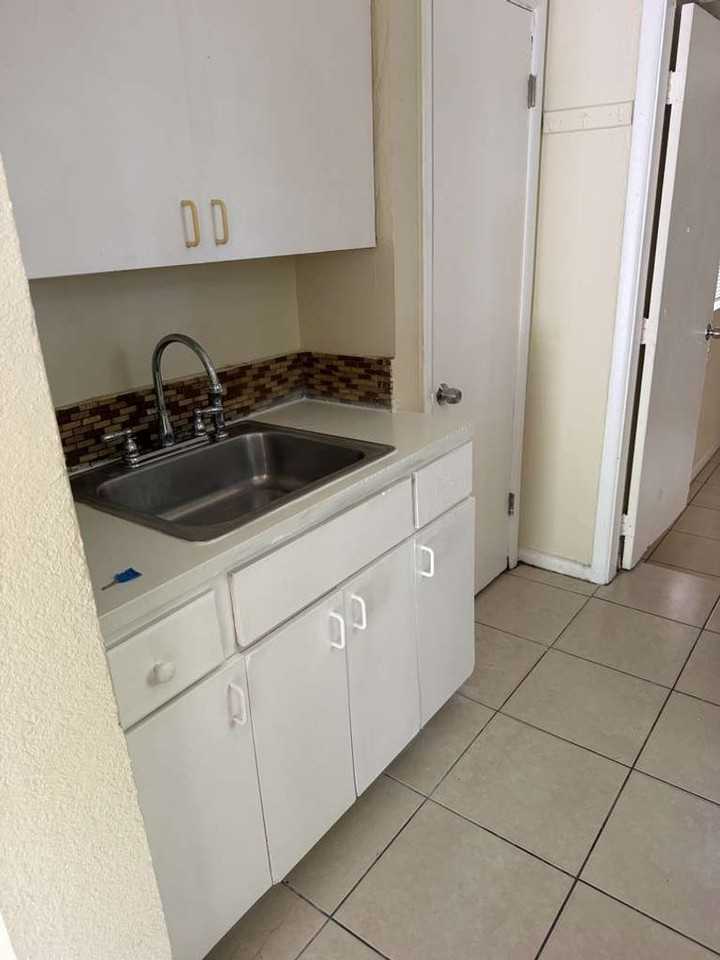 1736 Lauderdale Manor Dr - Photo 4 of 11