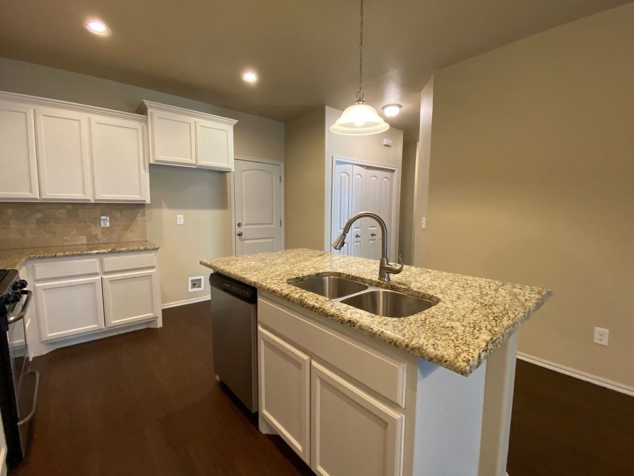 11207 Nw 114th St - Photo 6 of 29