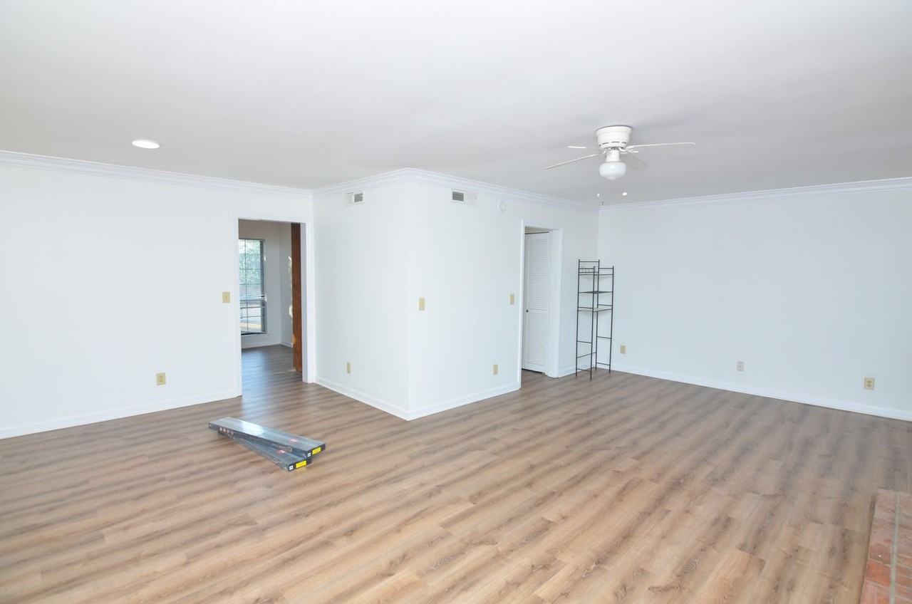 931 Brentwood Pt - Photo 2 of 17