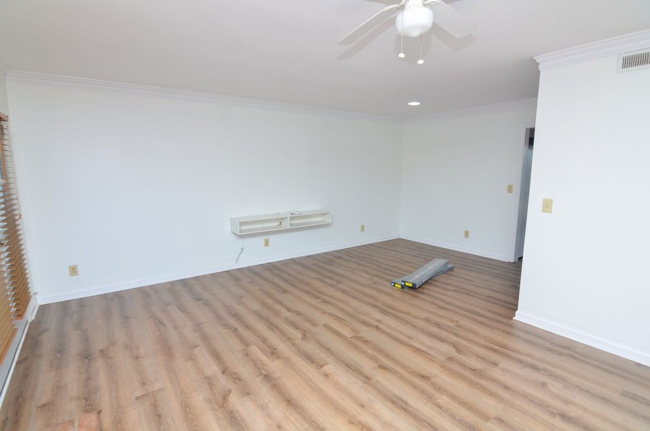 931 Brentwood Pt - Photo 3 of 17