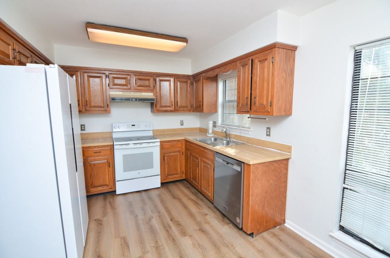 931 Brentwood Pt - Photo 4 of 17