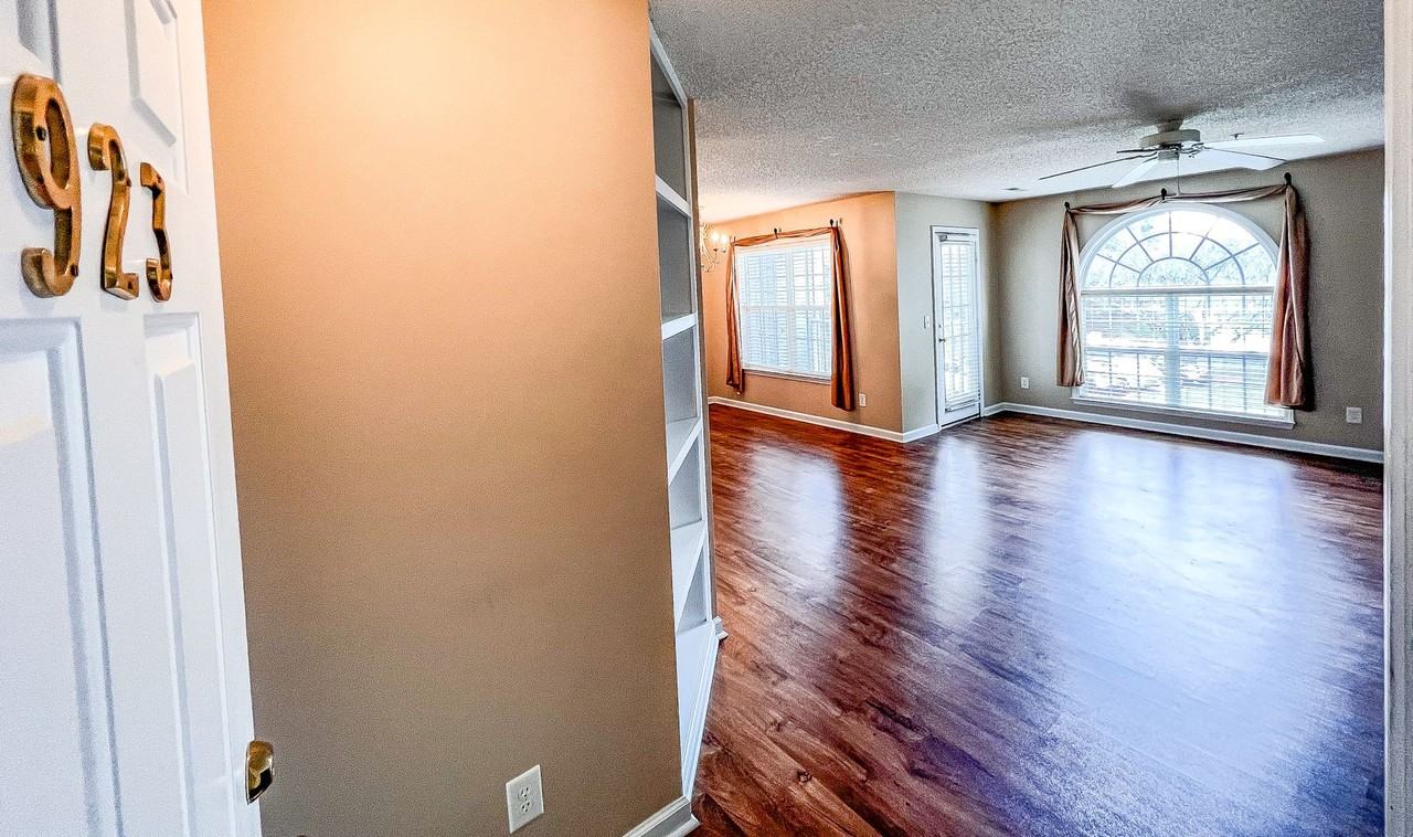923 Scholastic Ct - Photo 4 of 31