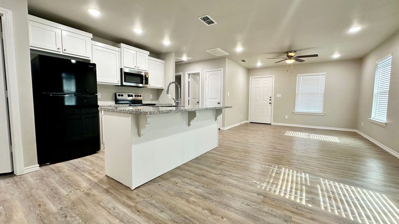 2634 Hickory Ave - Photo 3 of 11