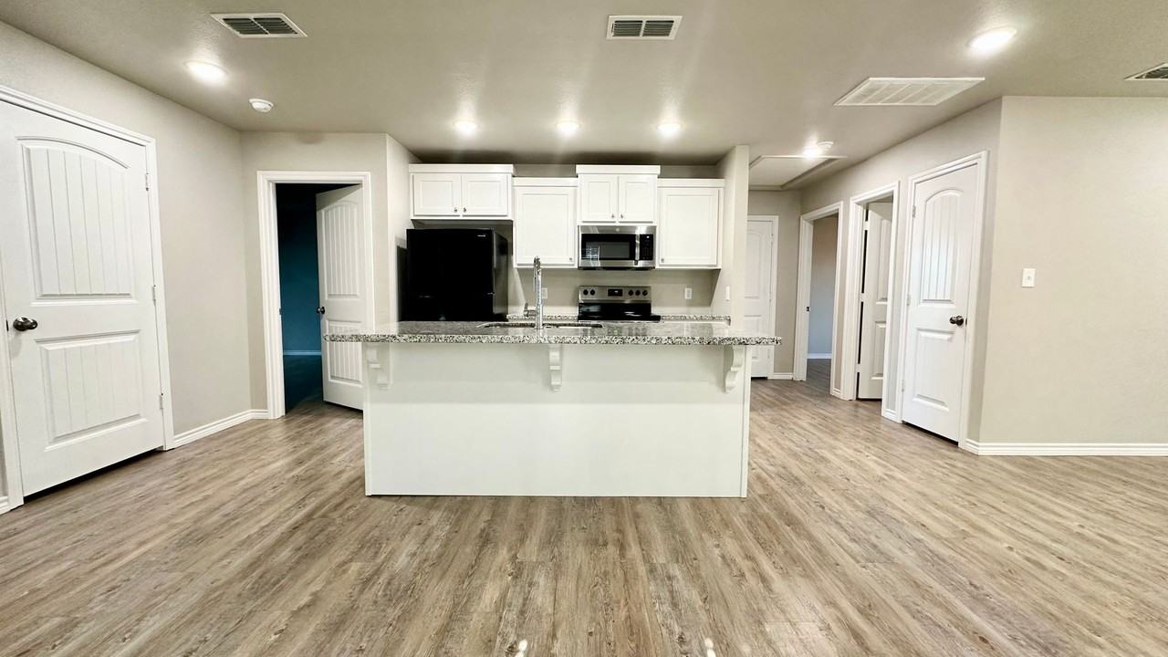 2634 Hickory Ave - Photo 4 of 11