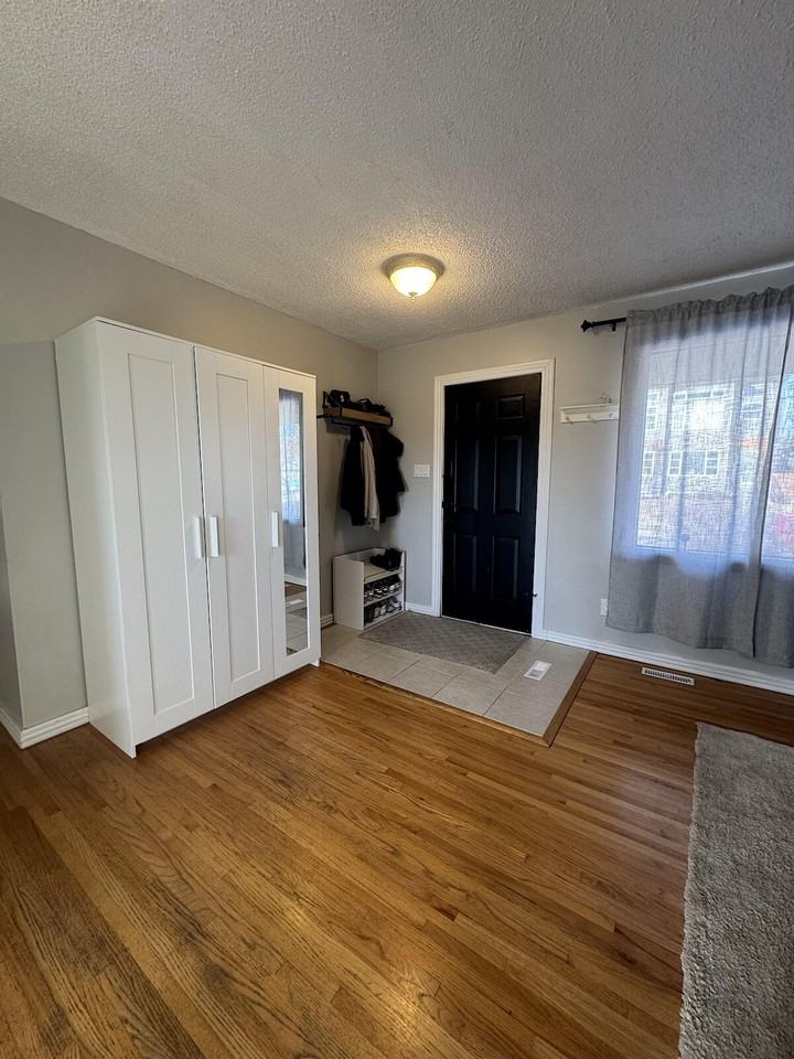 4515 35 Ave Sw - Photo 3 of 20