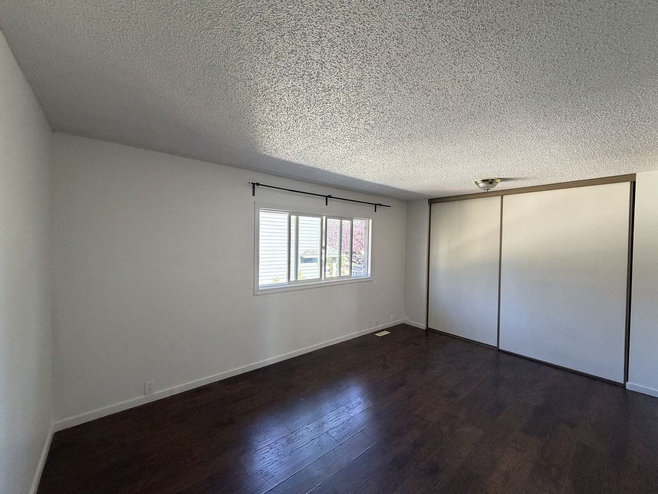 639 Queensland Pl Se - Photo 2 of 8