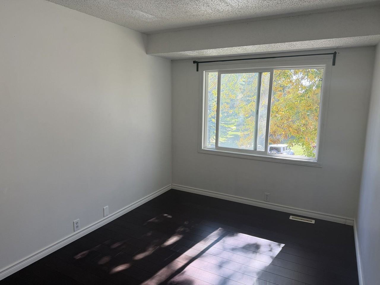 639 Queensland Pl Se - Photo 3 of 8