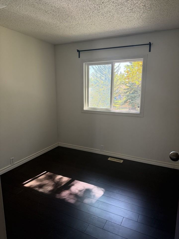 639 Queensland Pl Se - Photo 4 of 8