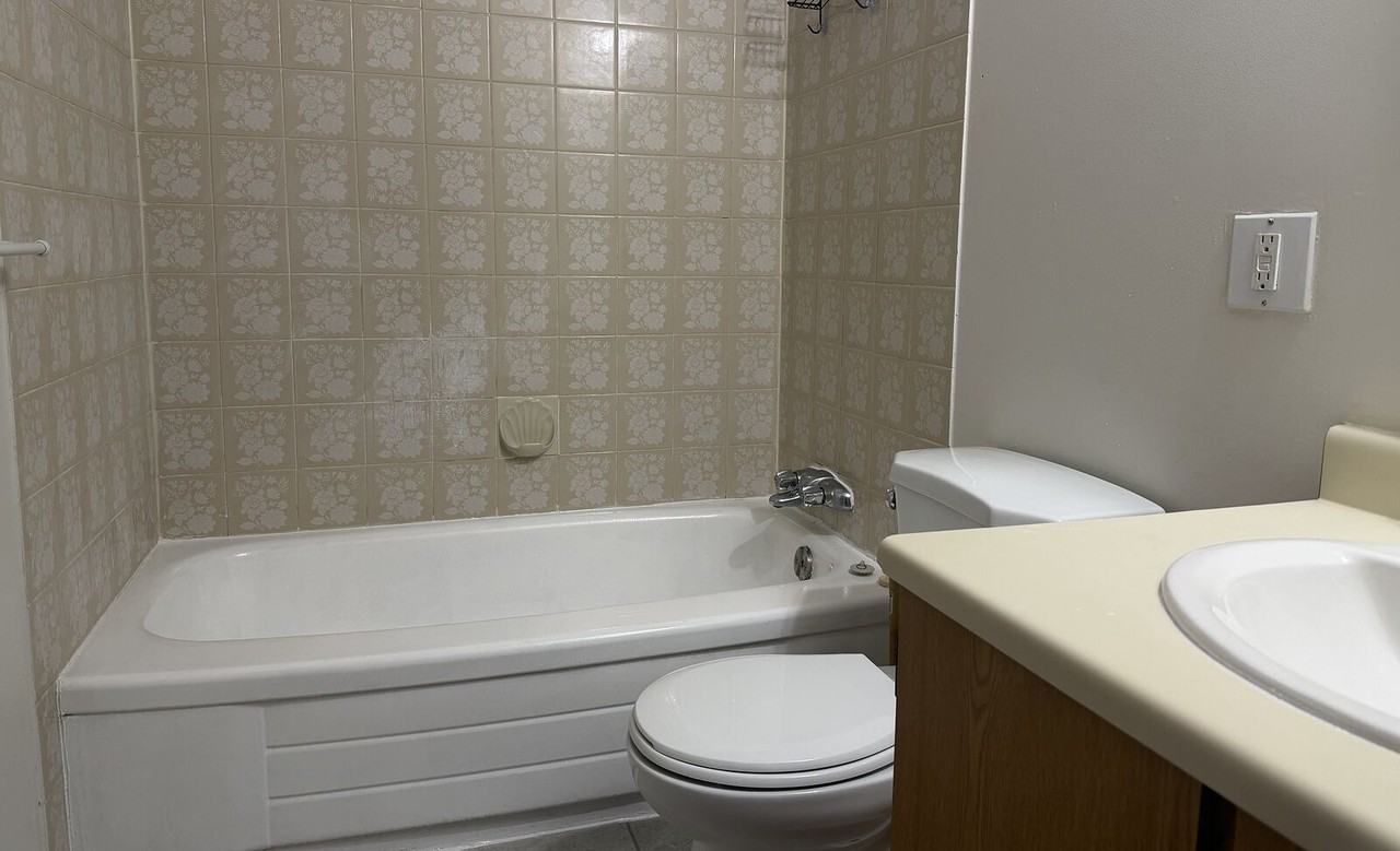 639 Queensland Pl Se - Photo 7 of 8