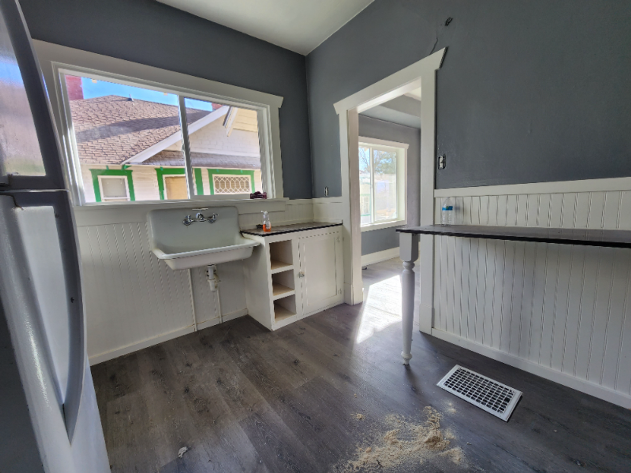 905 E 10th St - Photo 2 of 8