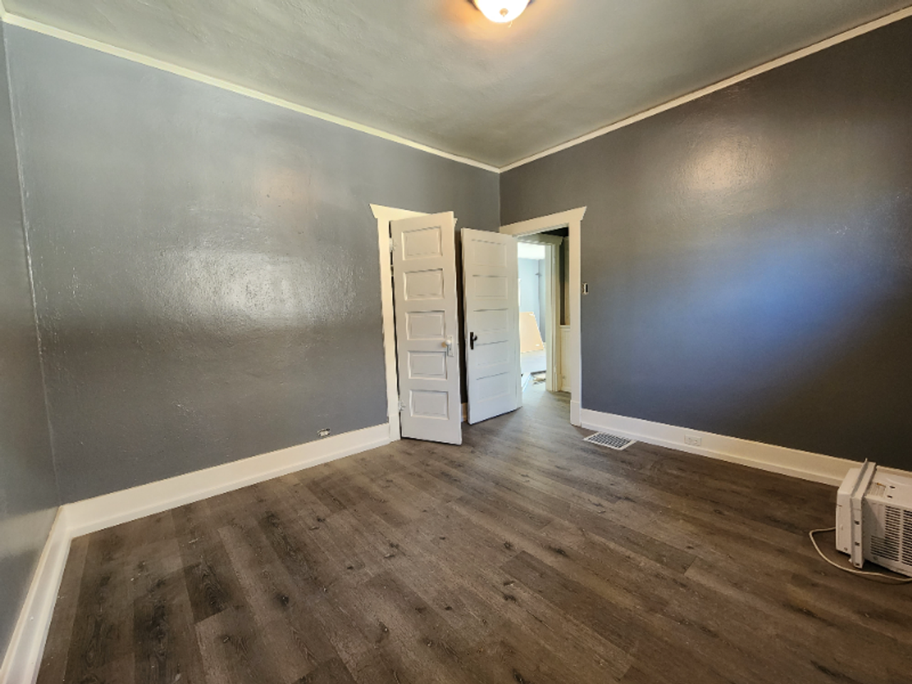 905 E 10th St - Photo 4 of 8