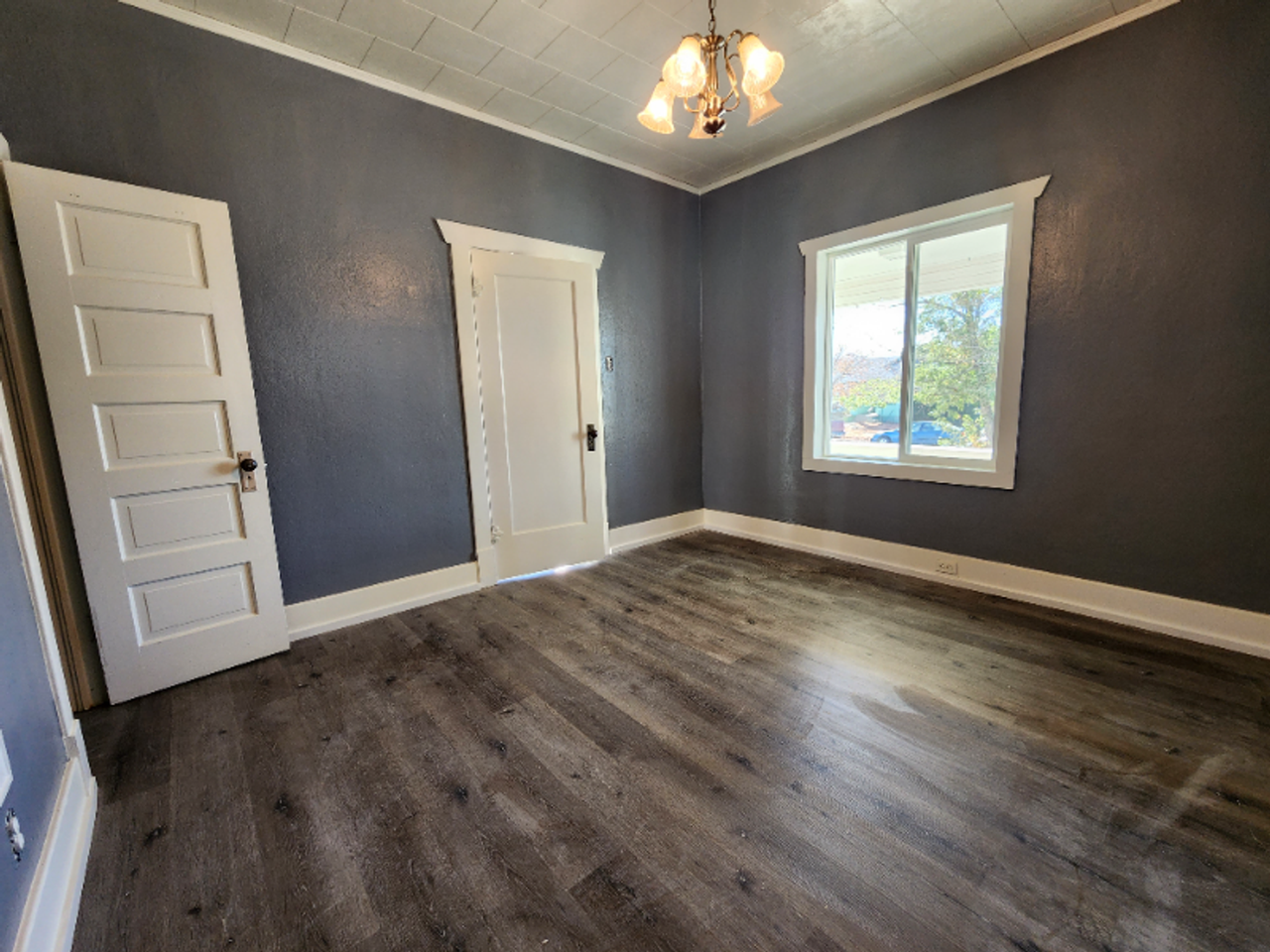 905 E 10th St - Photo 5 of 8