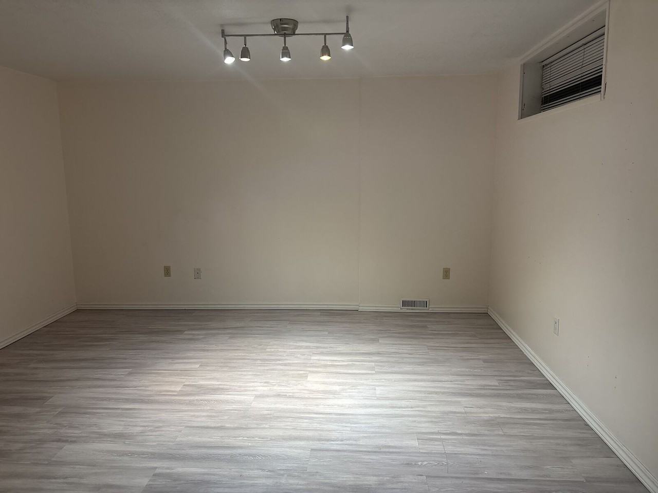 1121 Berkley Dr Nw - Photo 4 of 7
