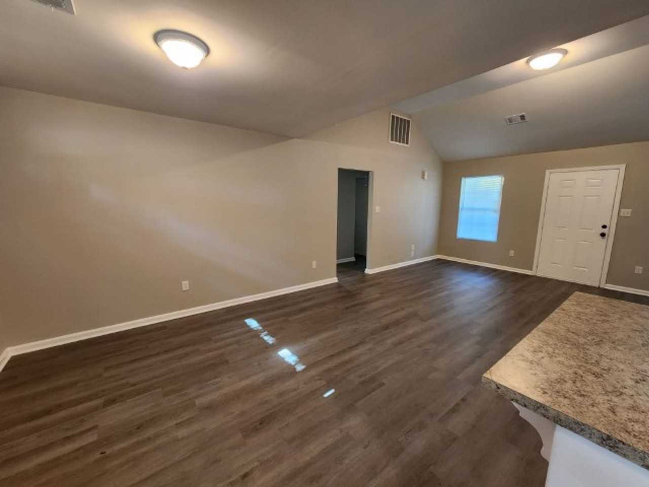 3501 W 25th St - Photo 4 of 21