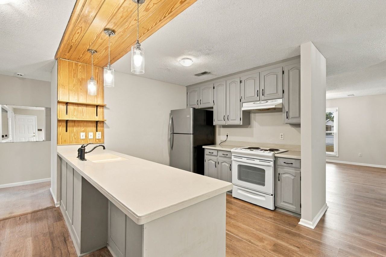 117 Jay Dr - Photo 2 of 11