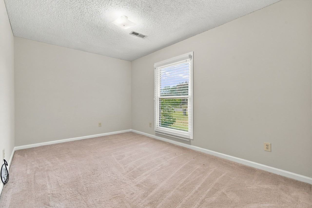 117 Jay Dr - Photo 4 of 11