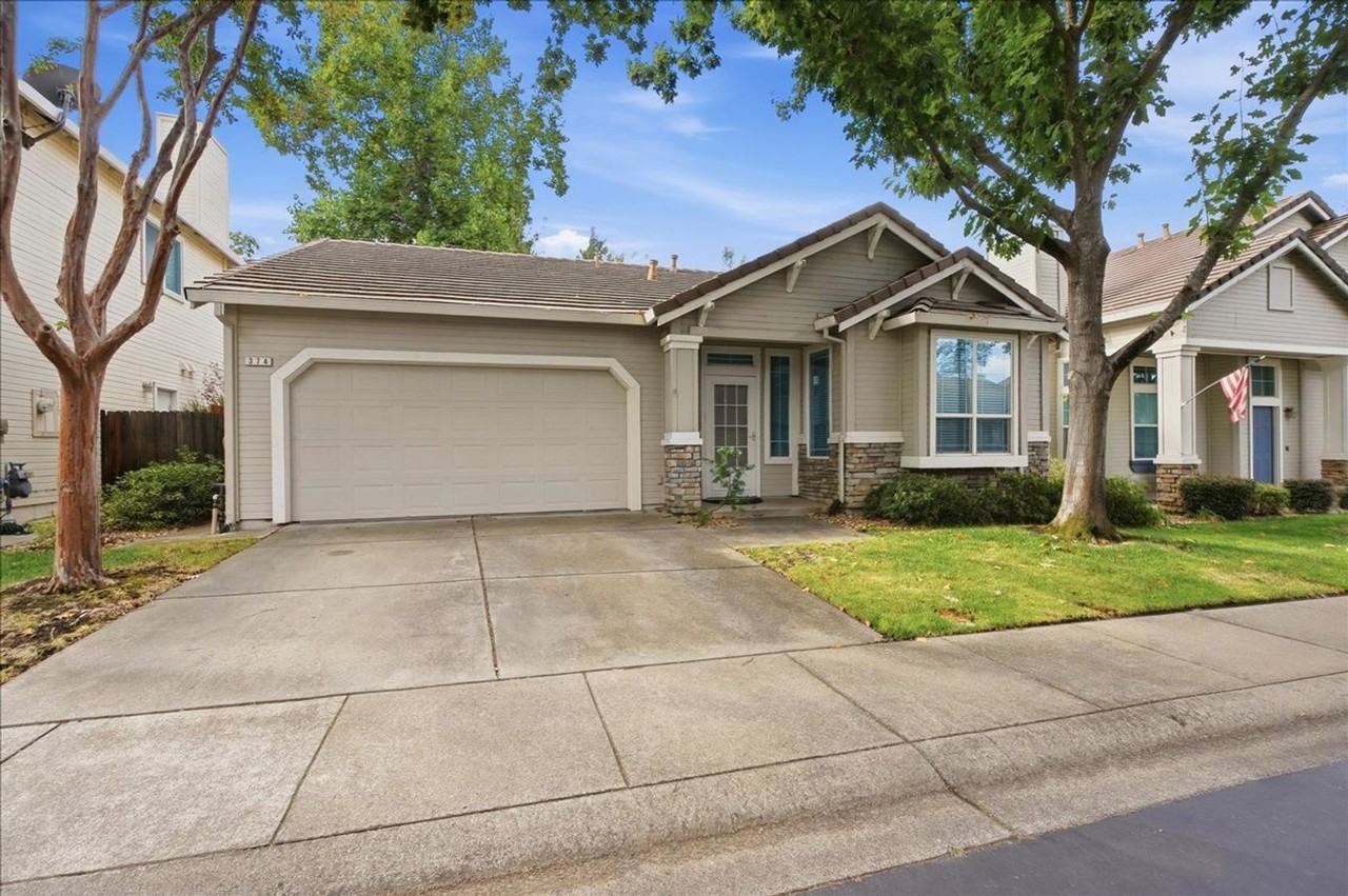 374 Coventry Cir - Photo 2 of 24