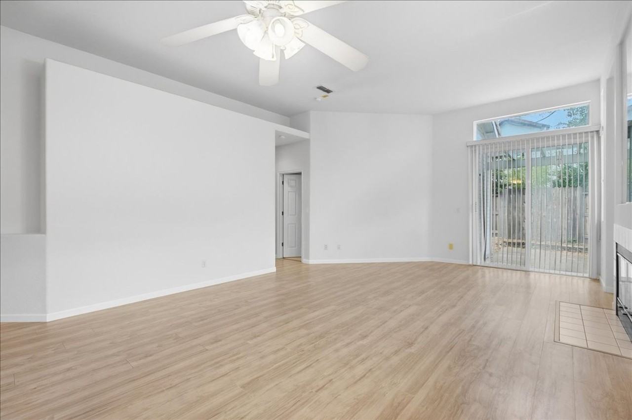 374 Coventry Cir - Photo 4 of 24