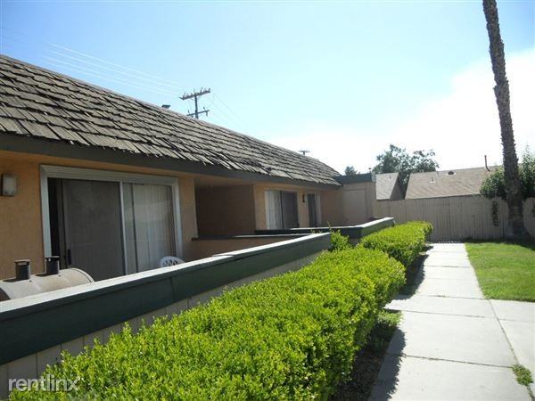 886 E Main St - Photo 2 of 10