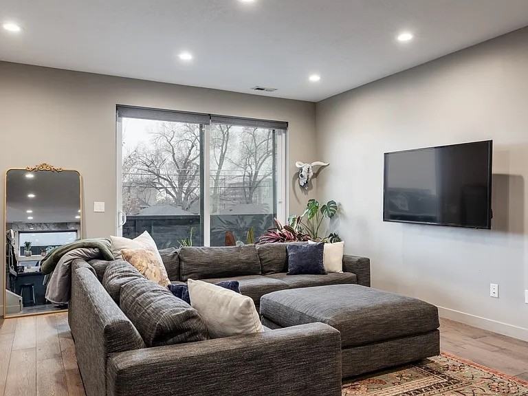 826 S West Temple - Photo 4 of 19