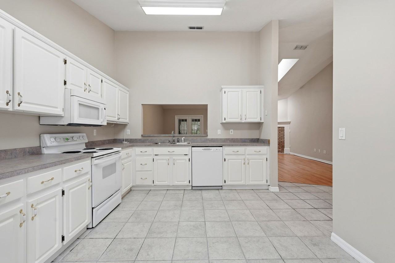 2902 Nw 104th Ct - Photo 4 of 27