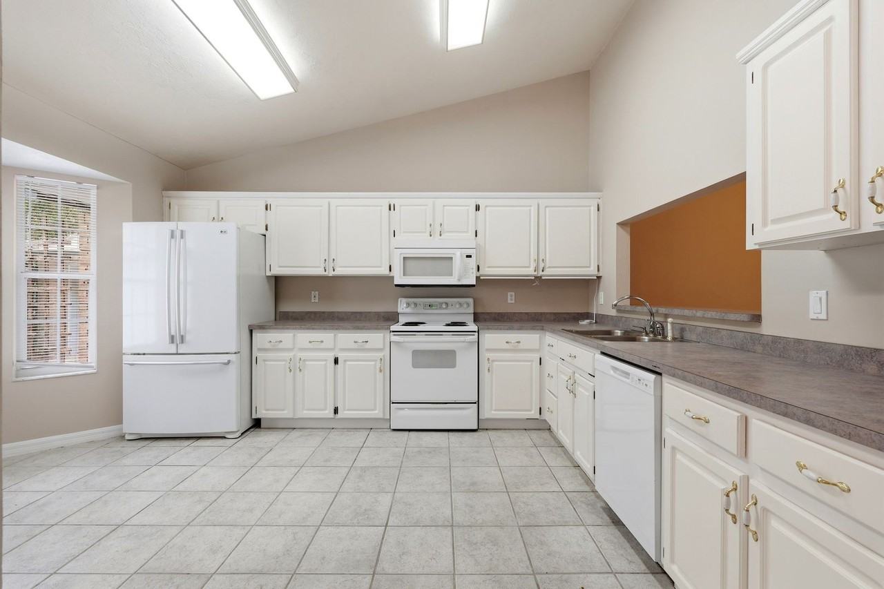 2902 Nw 104th Ct - Photo 5 of 27