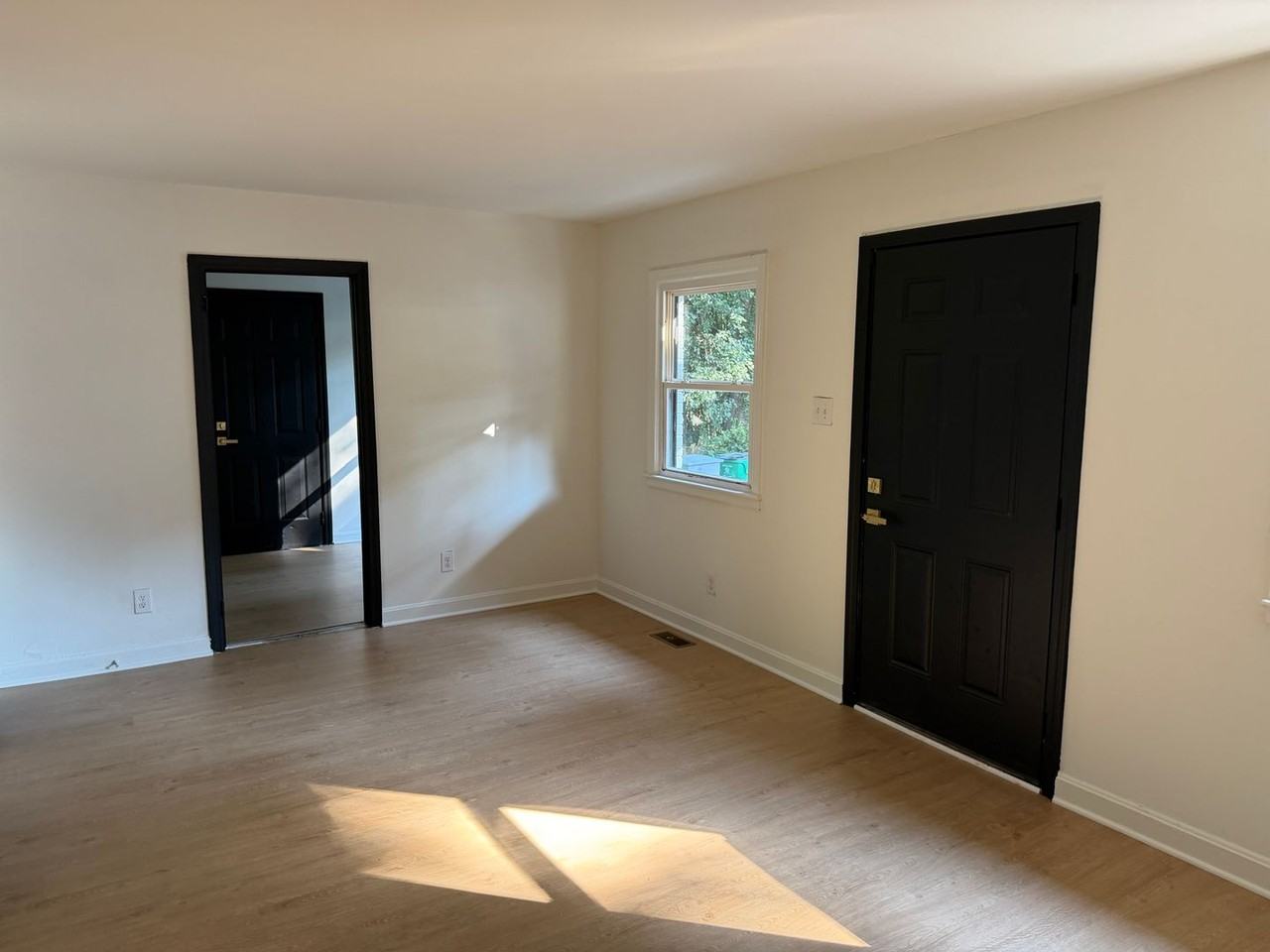 1522 Effingham Rd - Photo 2 of 8