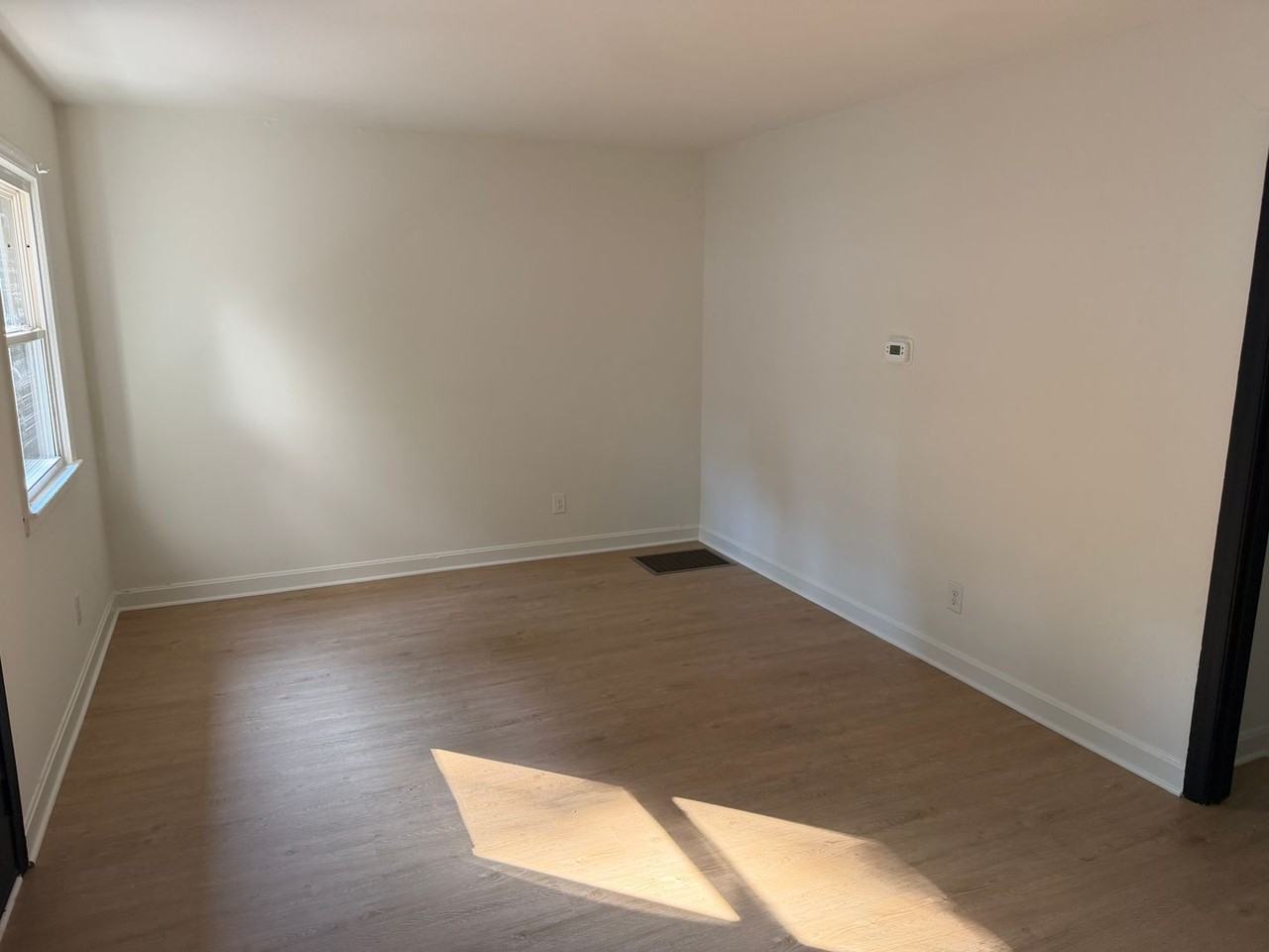 1522 Effingham Rd - Photo 3 of 8