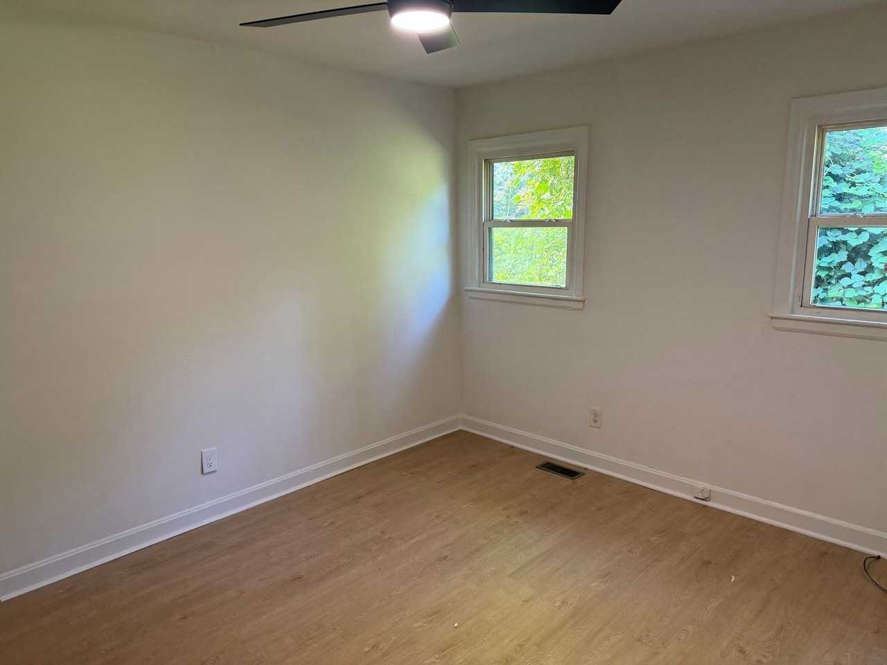 1522 Effingham Rd - Photo 5 of 8