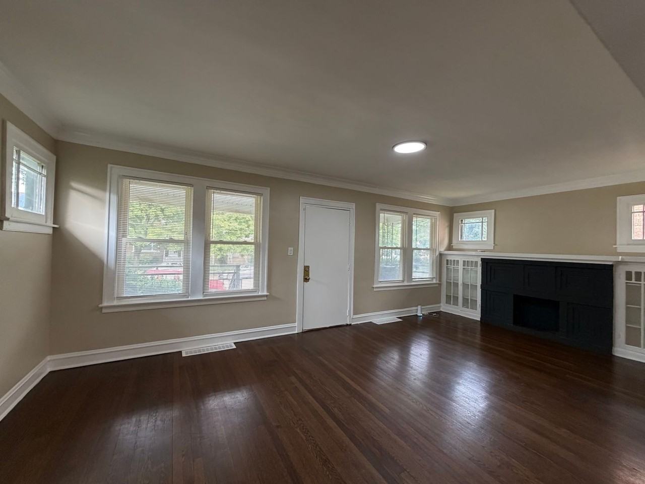12479 S Wabash Ave - Photo 3 of 17