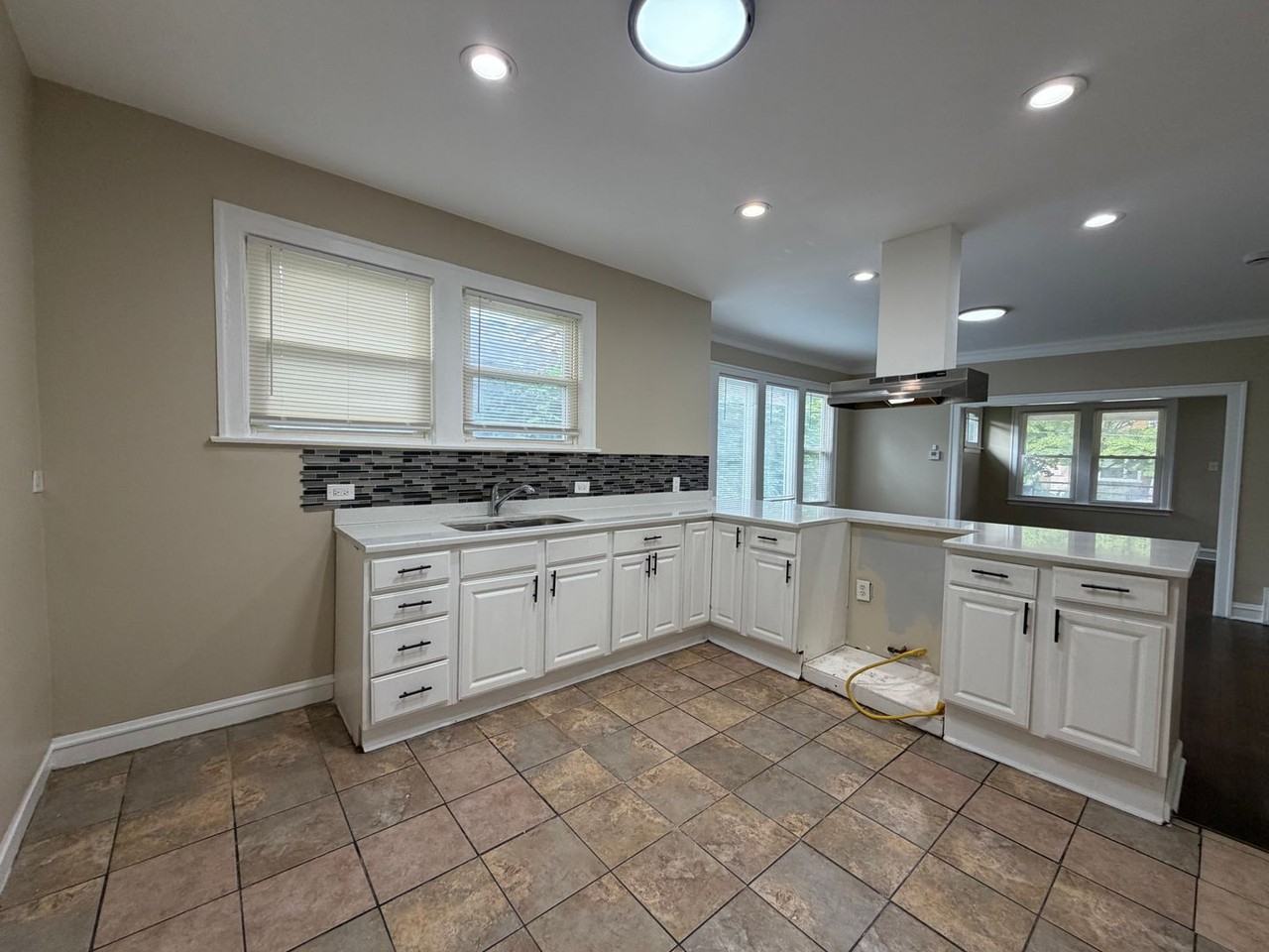 12479 S Wabash Ave - Photo 7 of 17