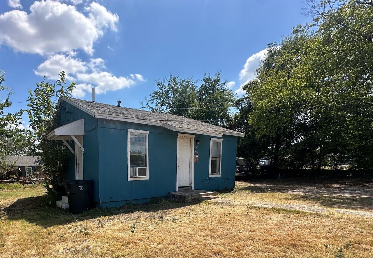 1312 N Gray St #B - Photo 3 of 15