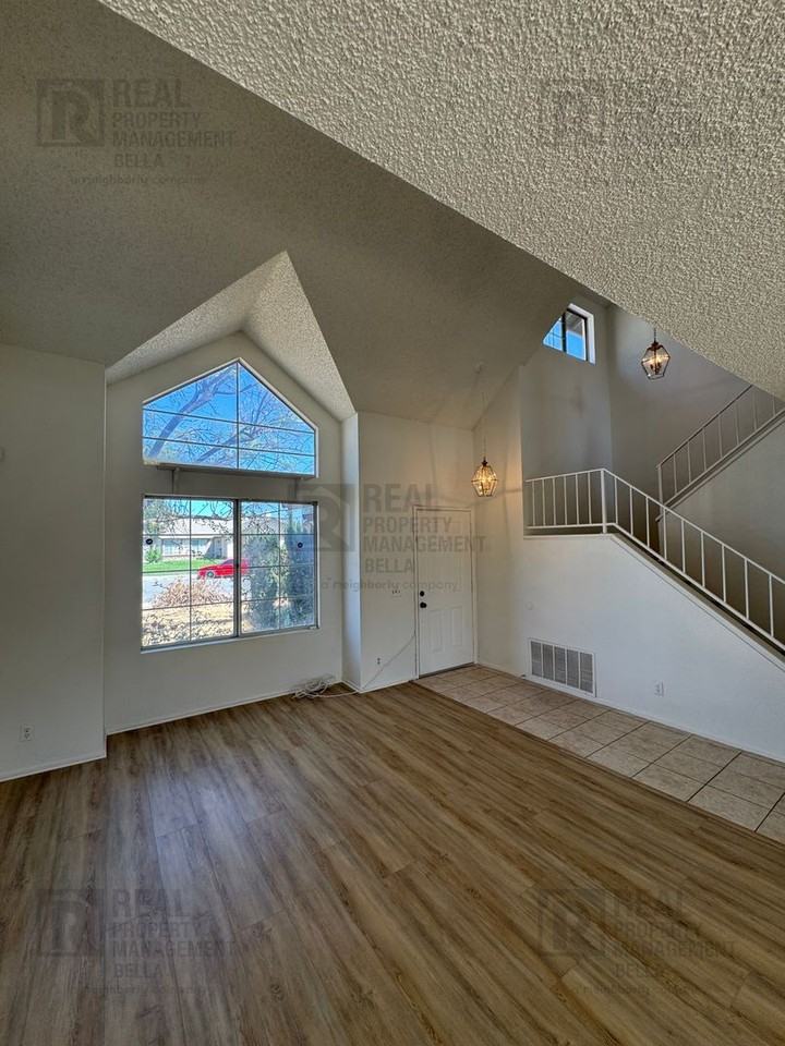 1330 Wrigley Ln - Photo 4 of 38