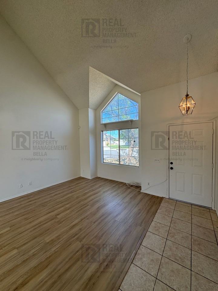 1330 Wrigley Ln - Photo 5 of 38