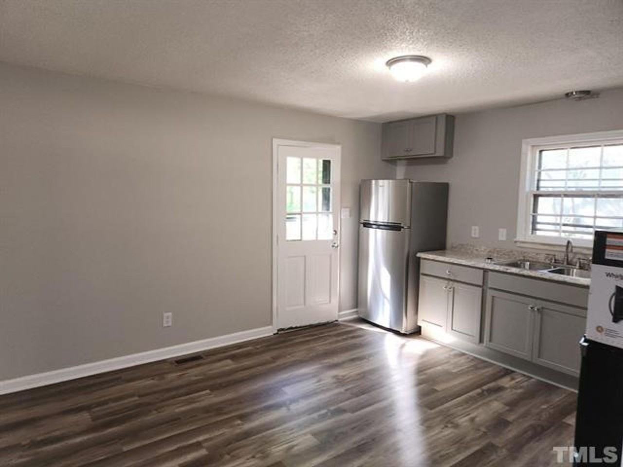 520 Dacian Rd - Photo 3 of 17