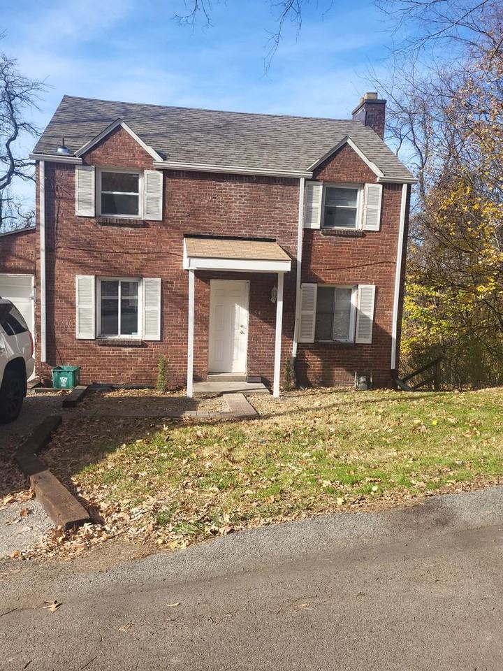 1541 Sylvan Ter - Photo 2 of 19