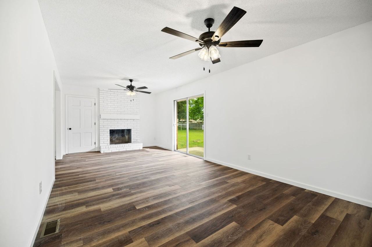 1317 Clover Ln - Photo 3 of 9